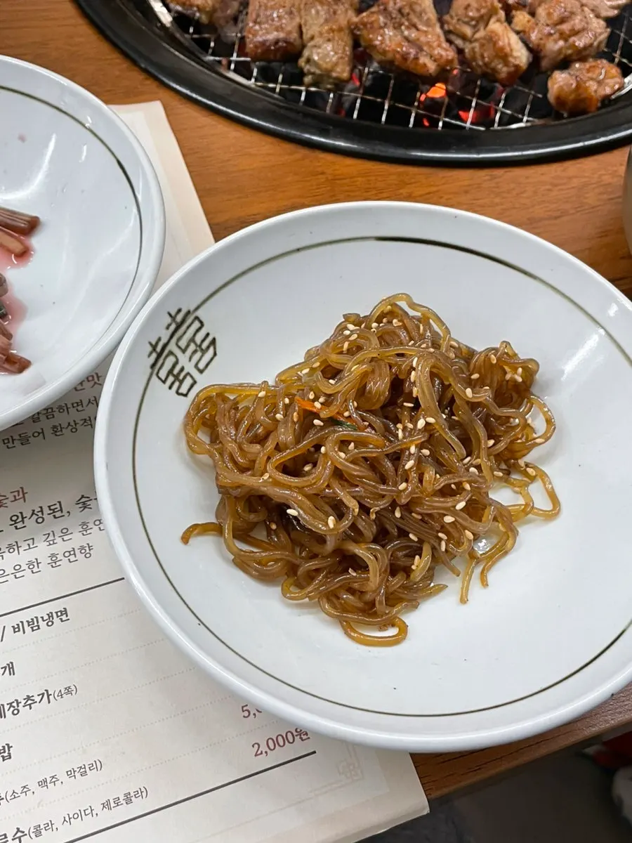 양파절임과 무생채 곁들임