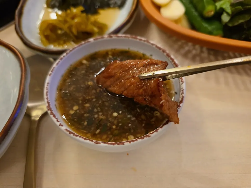 구워 먹는 도톰한 돼지갈비 사진