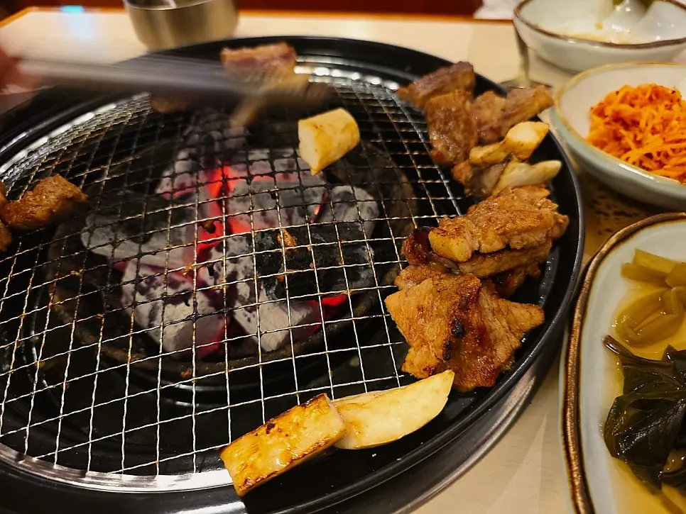 참나물무침을 곁들인 돼지갈비