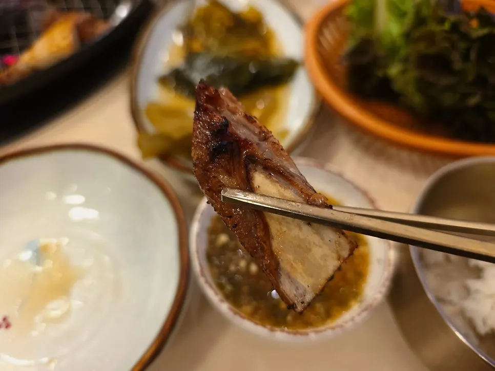 명이나물과 함께 먹는 돼지갈비