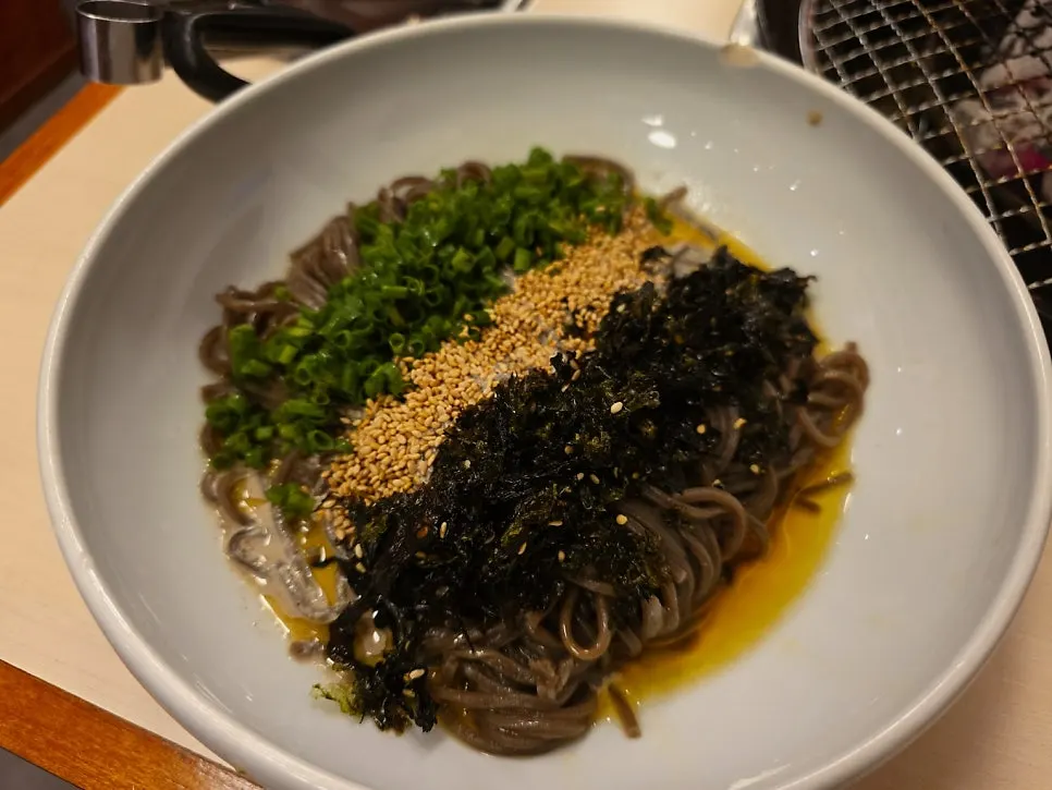 추가 주문한 돼지갈비와 갈비뼈