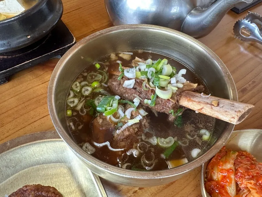 한정식 육회와 메인 전 상차림