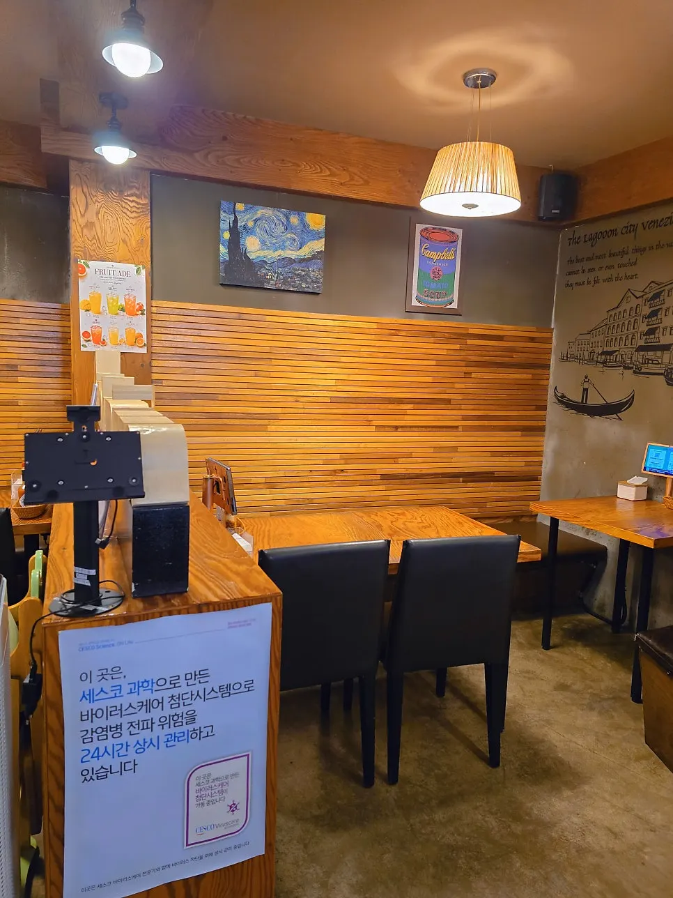 골목에서 본 이태리피자 입구
