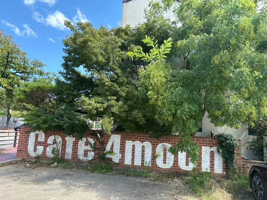 Exterior of Cafe Pomun's standalone main building in Pyeongtaek