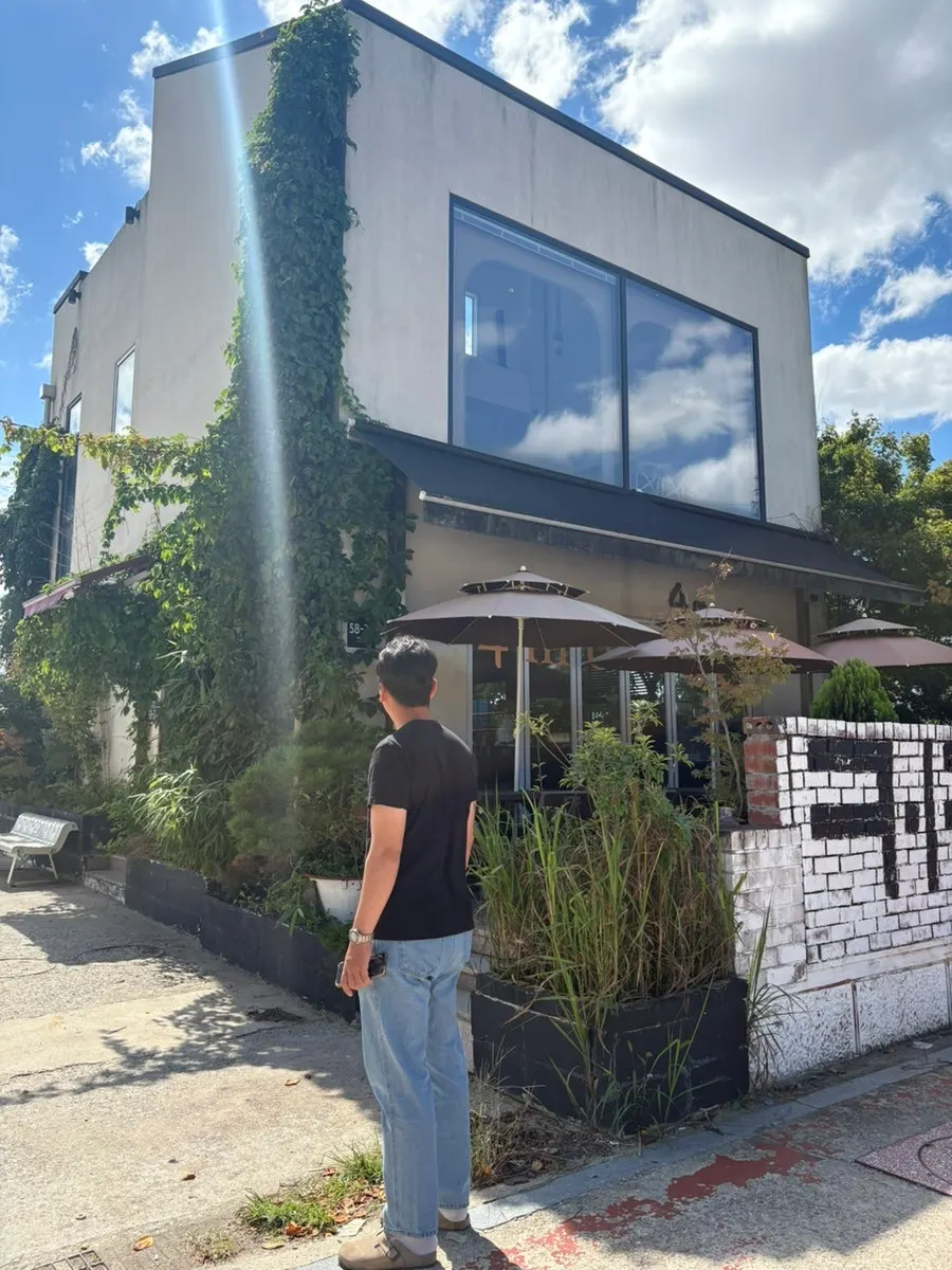 Parking area and full view of Cafe Pomun's main building