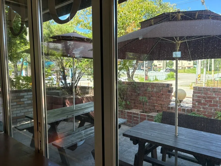 Seating layout and overall view of Cafe Pomun's main building