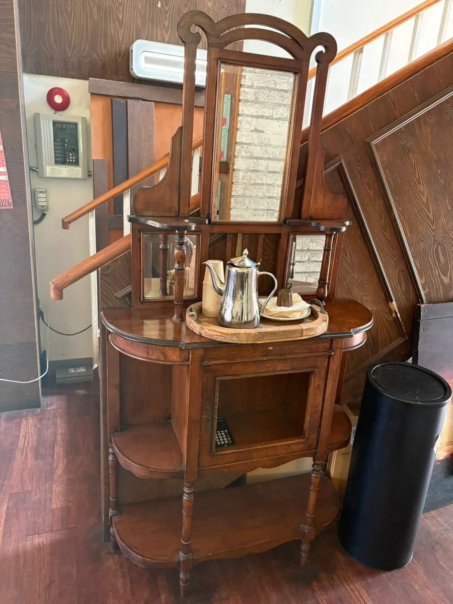 Old TV and mirror props in Cafe Pomun's main building