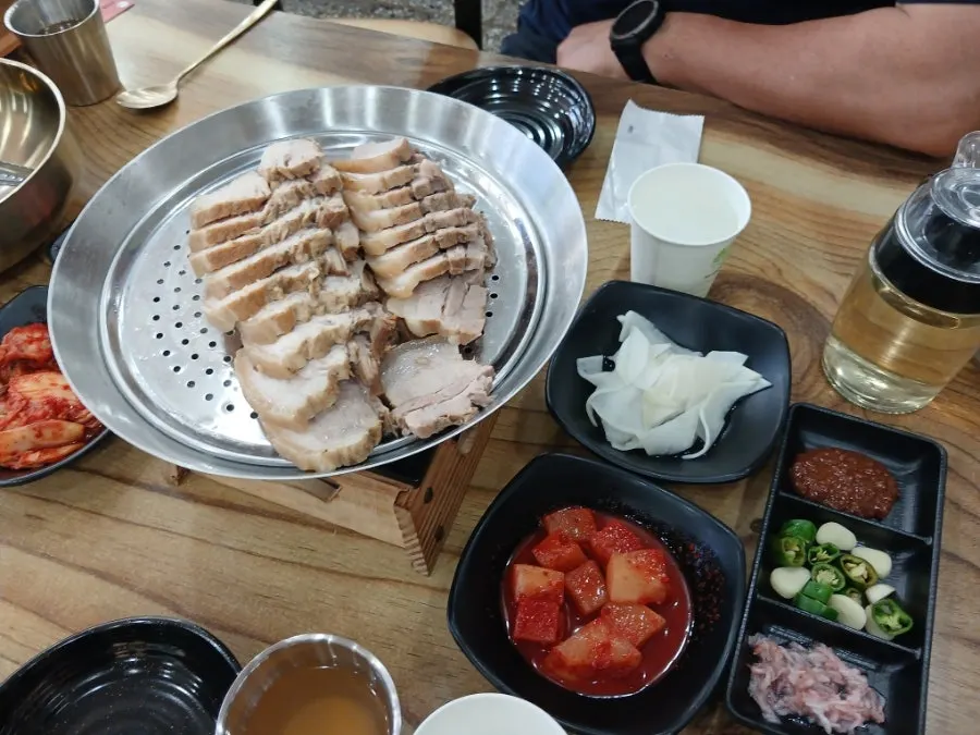 새우젓 쌈장과 함께 나온 제육 한 접시