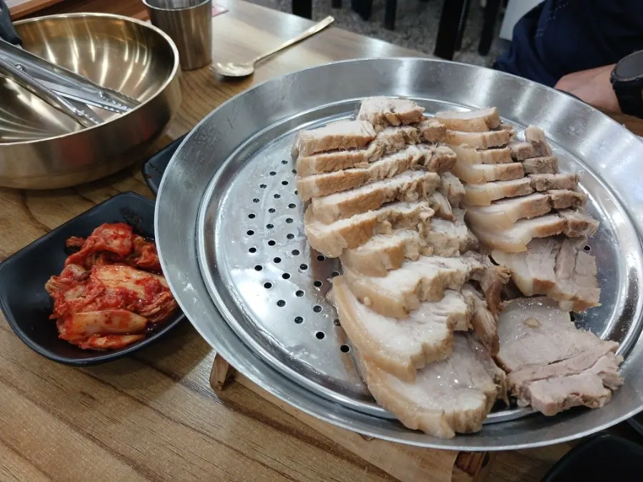 두툼하게 썰린 제육 고기