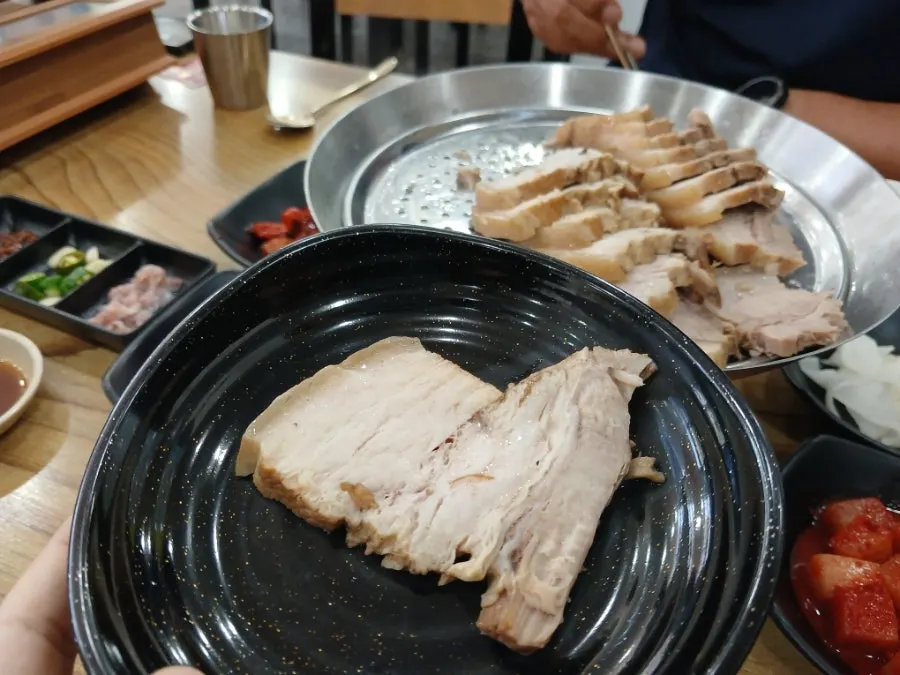 제육 고기 두께가 보이는 접시