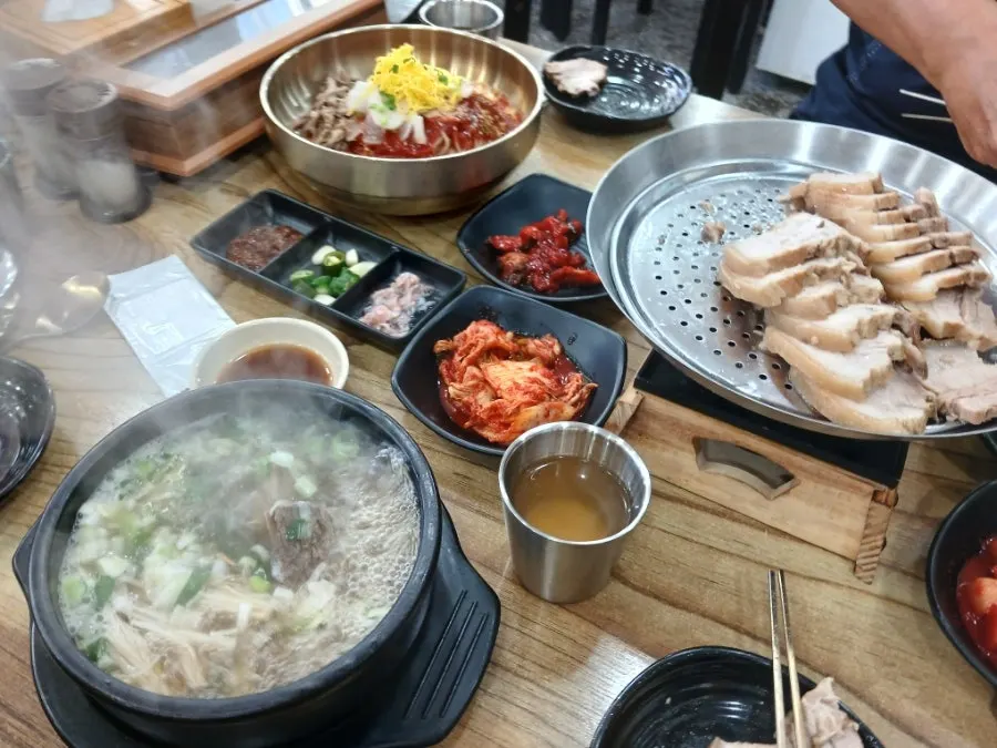 평양냉면과 비빔냉면, 갈비탕이 함께 놓인 상