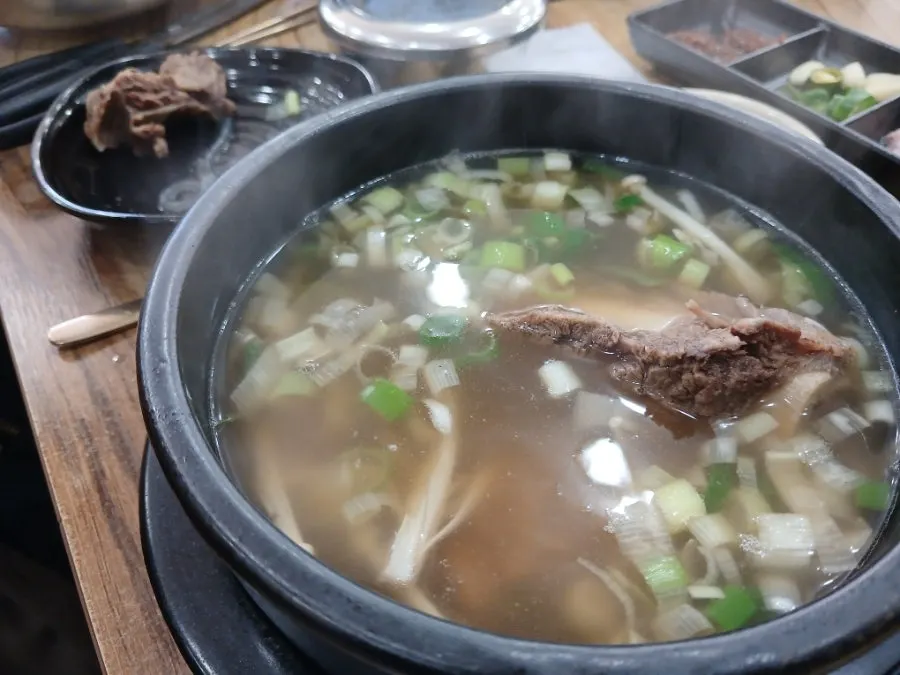 양념이 고루 묻은 서울면옥 비빔냉면
