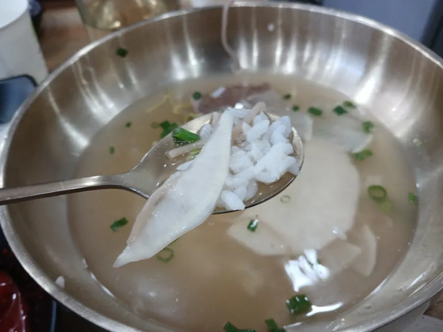 큼직한 갈빗대가 들어간 갈비탕
