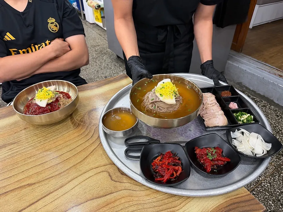 Naengmyeon and boiled pork served on a tray