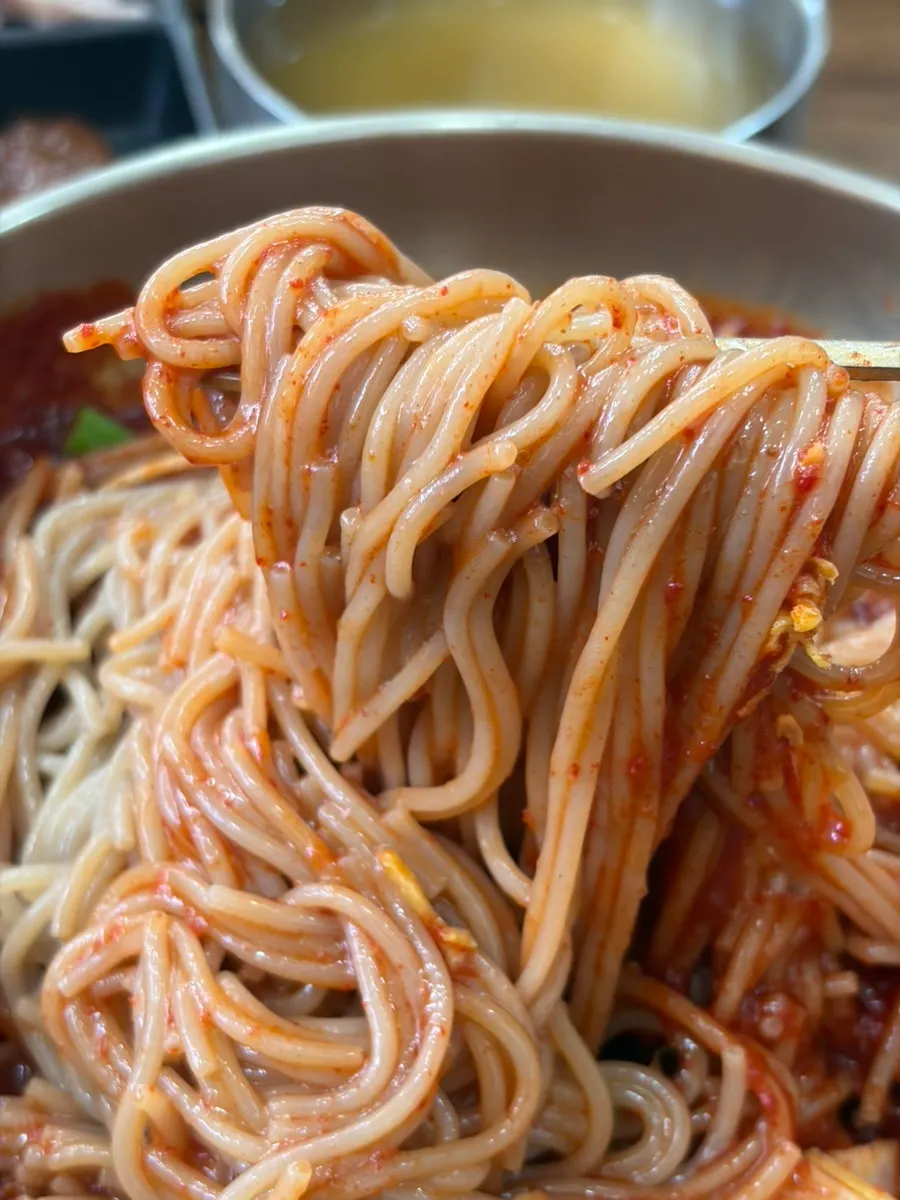 Photo of bibim naengmyeon paired with handon suyuk