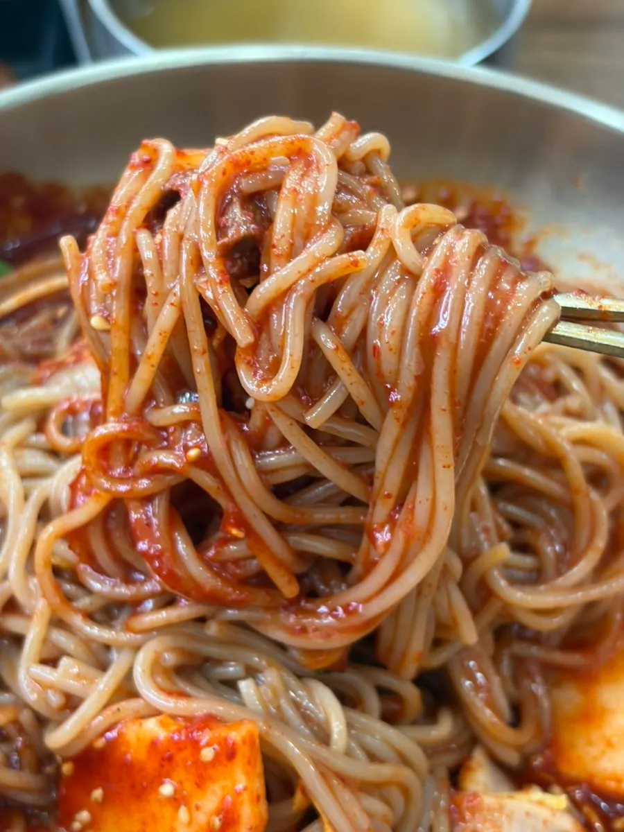 Photo of a meal of handon suyuk and bibim naengmyeon