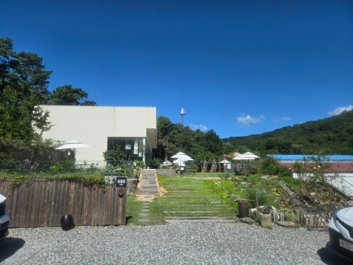 Outdoor benches and open view at Sisup, a large Pyeongtaek café