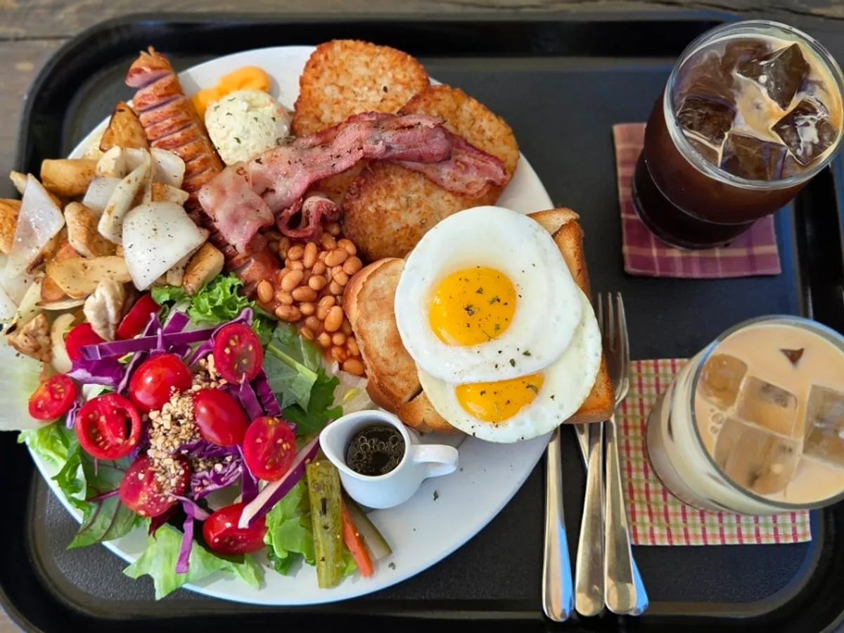 Sisup brunch with iced americano and house-made vanilla bean latte