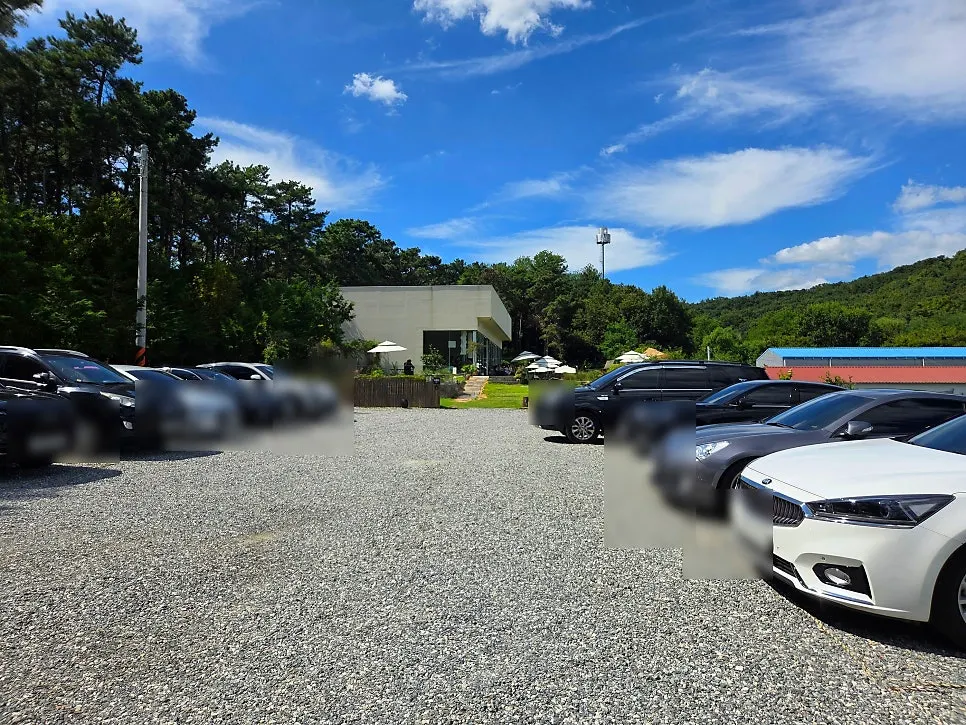 Area around Sisup café parking lot