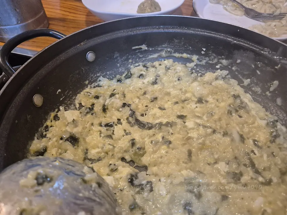 가족 외식 칼국수 상차림
