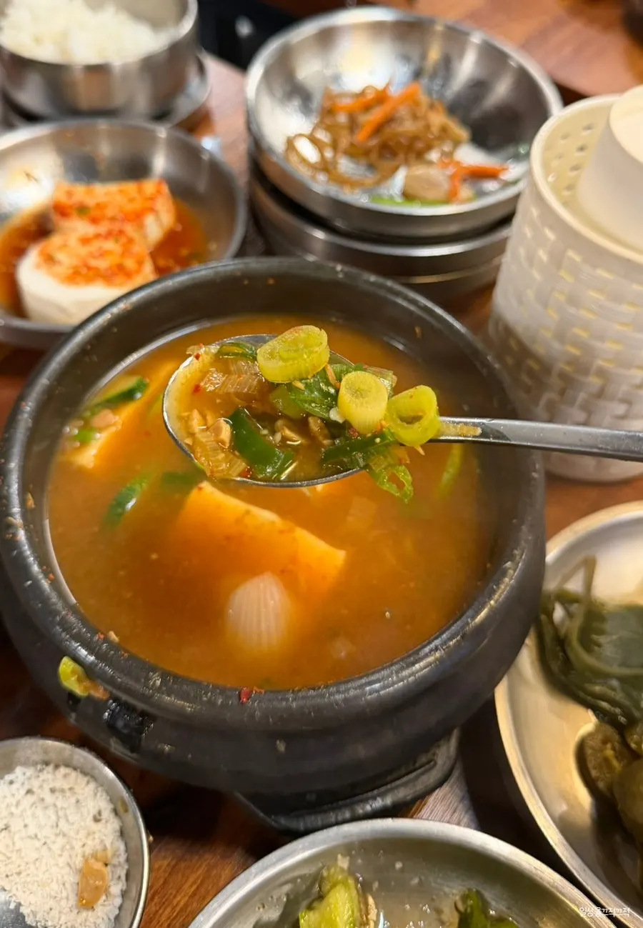 Full table of side dishes at Jugeokjip