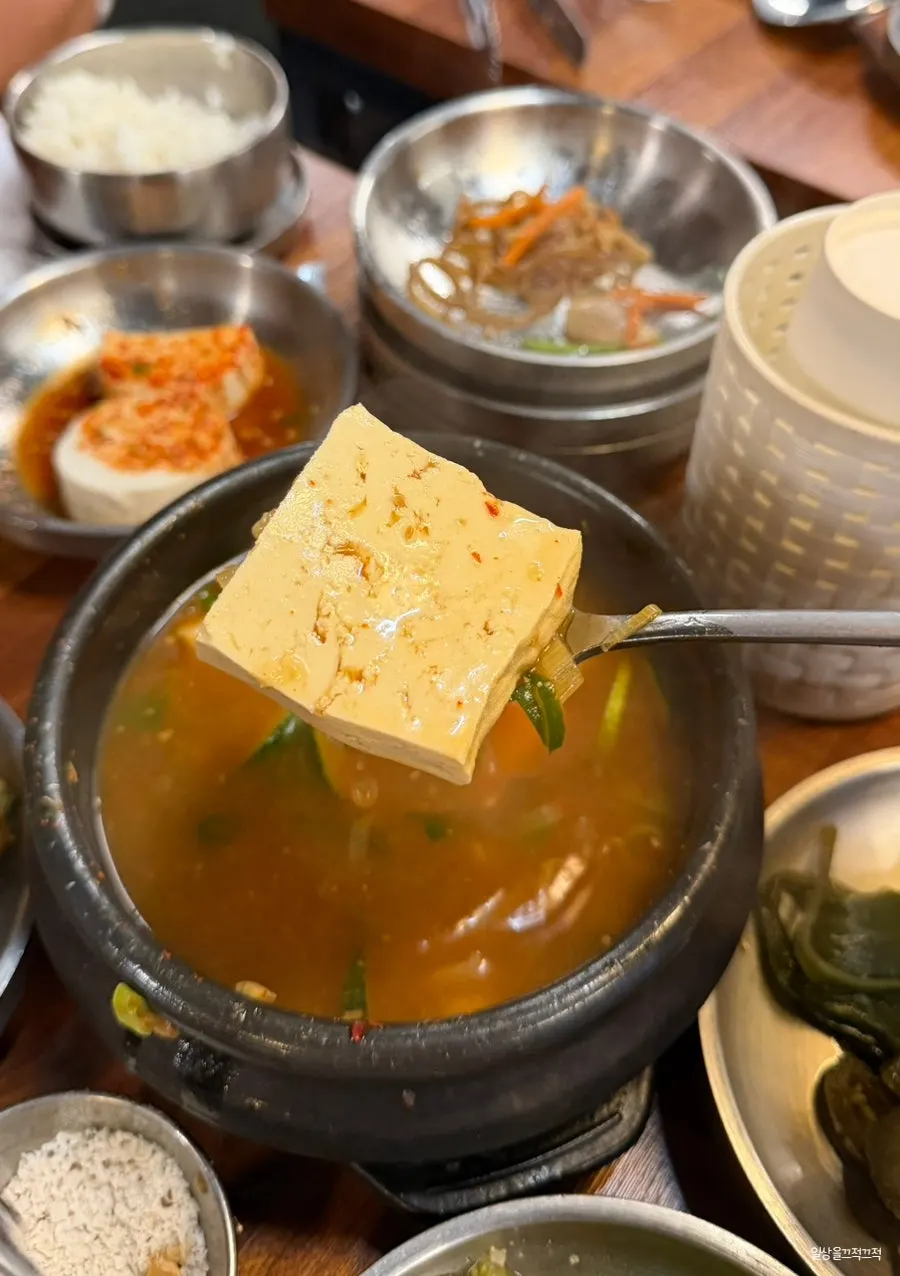 Side dishes and table setting at Jugeokjip