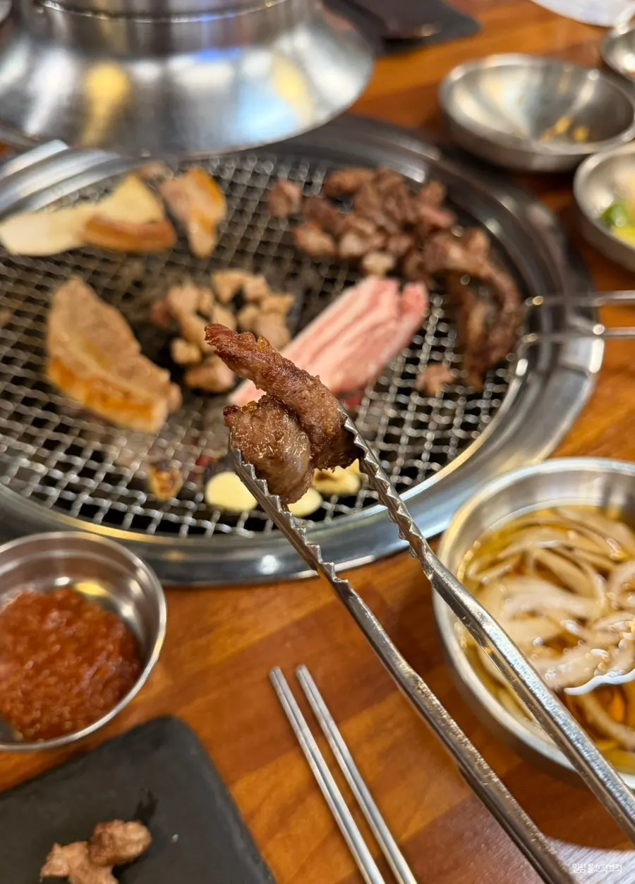 Jugeoksal and pork belly grilling over charcoal