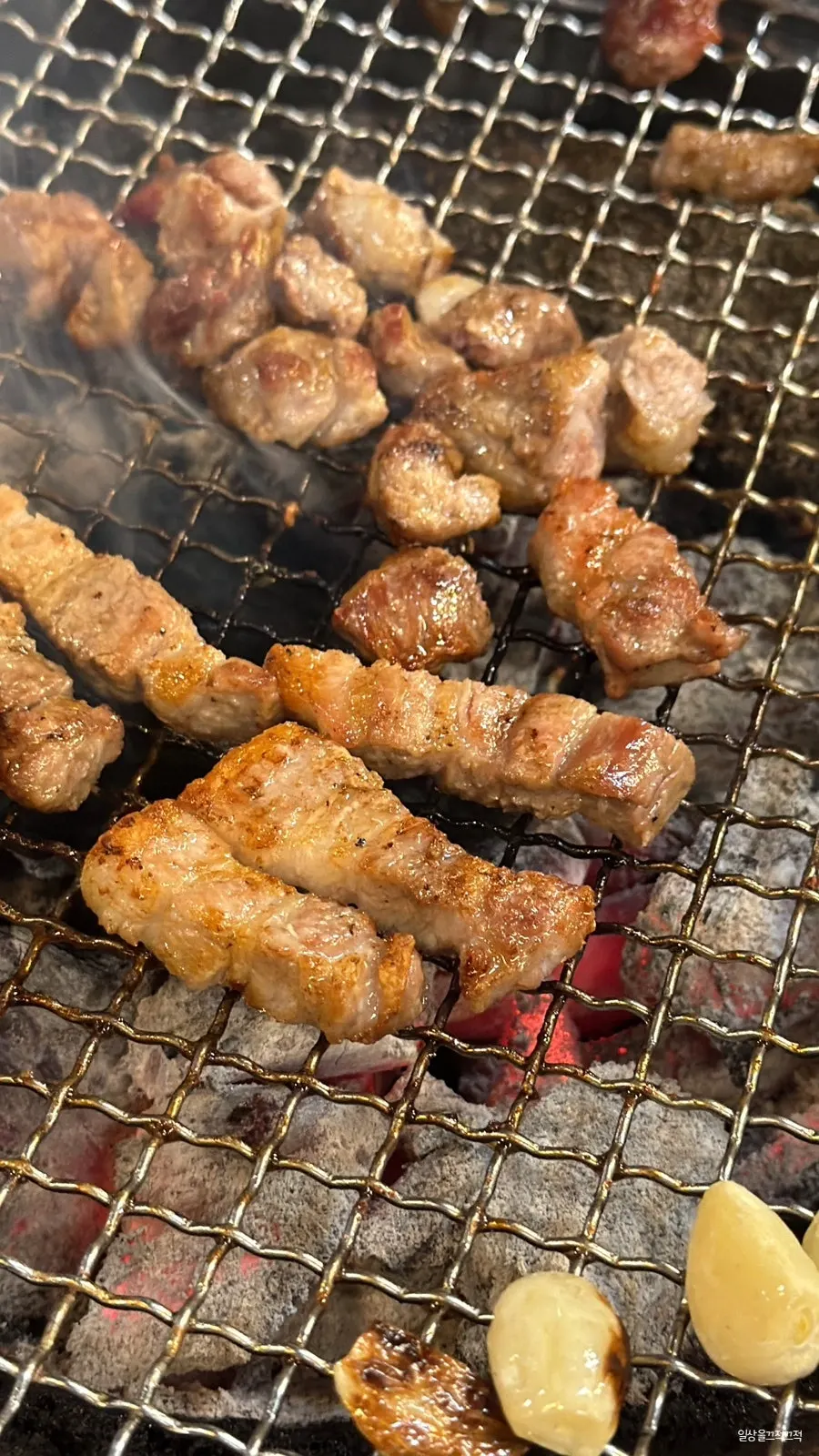Juicy grilled pork belly at Jugeokjip