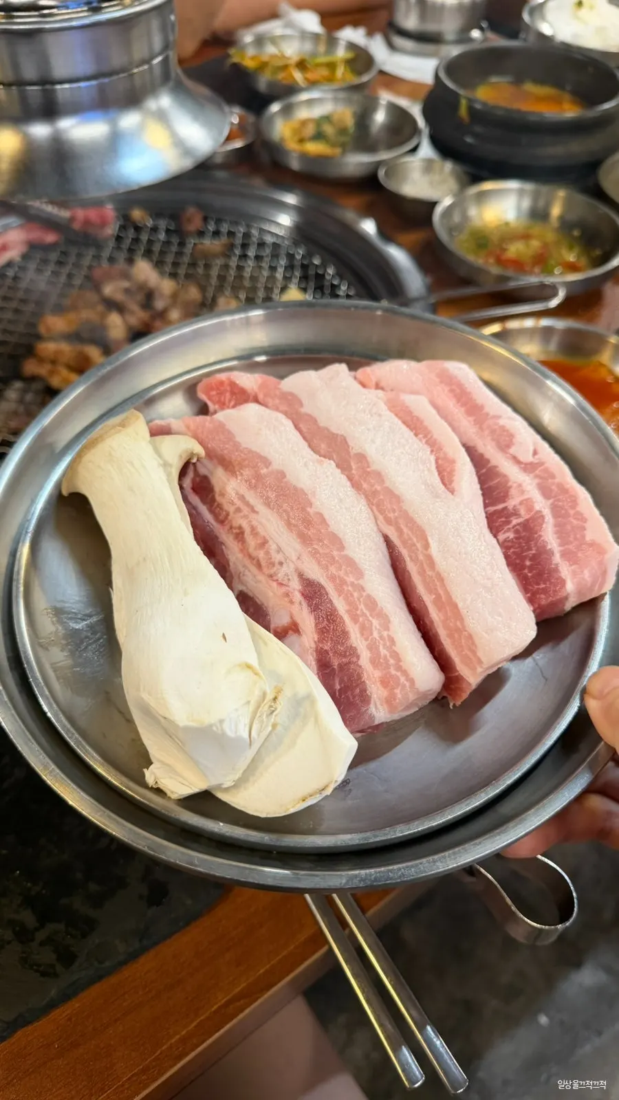 Reordered charcoal-grilled fresh pork belly