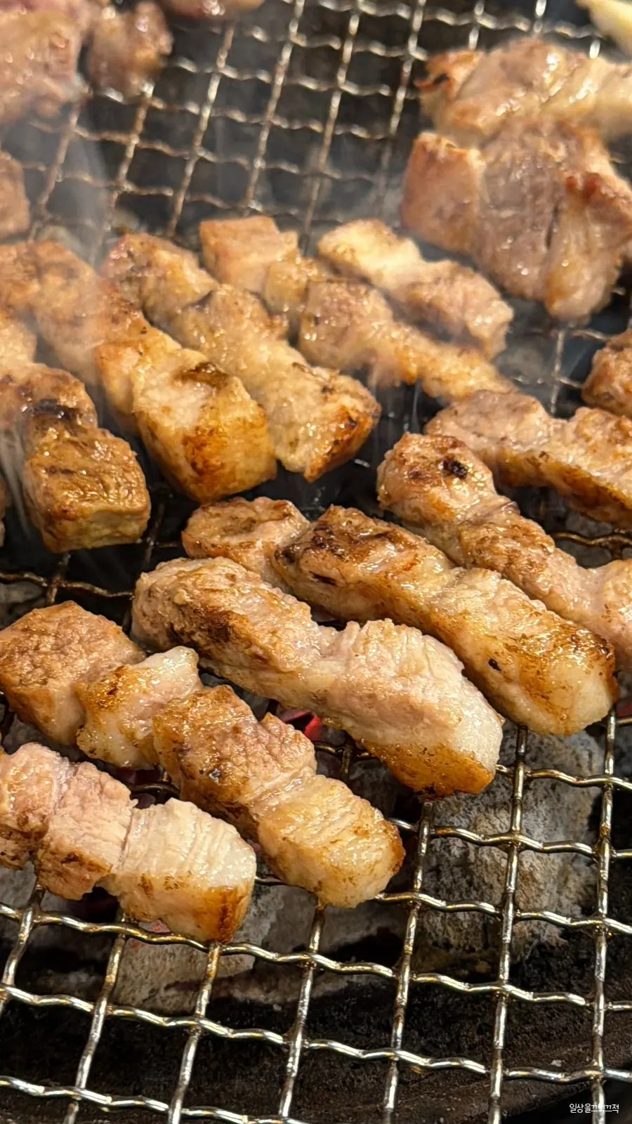 Jugeokjip's meat spread enjoyed with soju