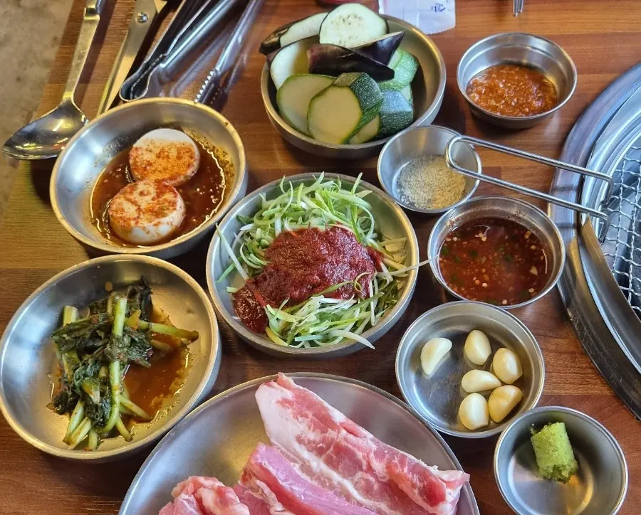 숯불생삼겹 주문 상차림