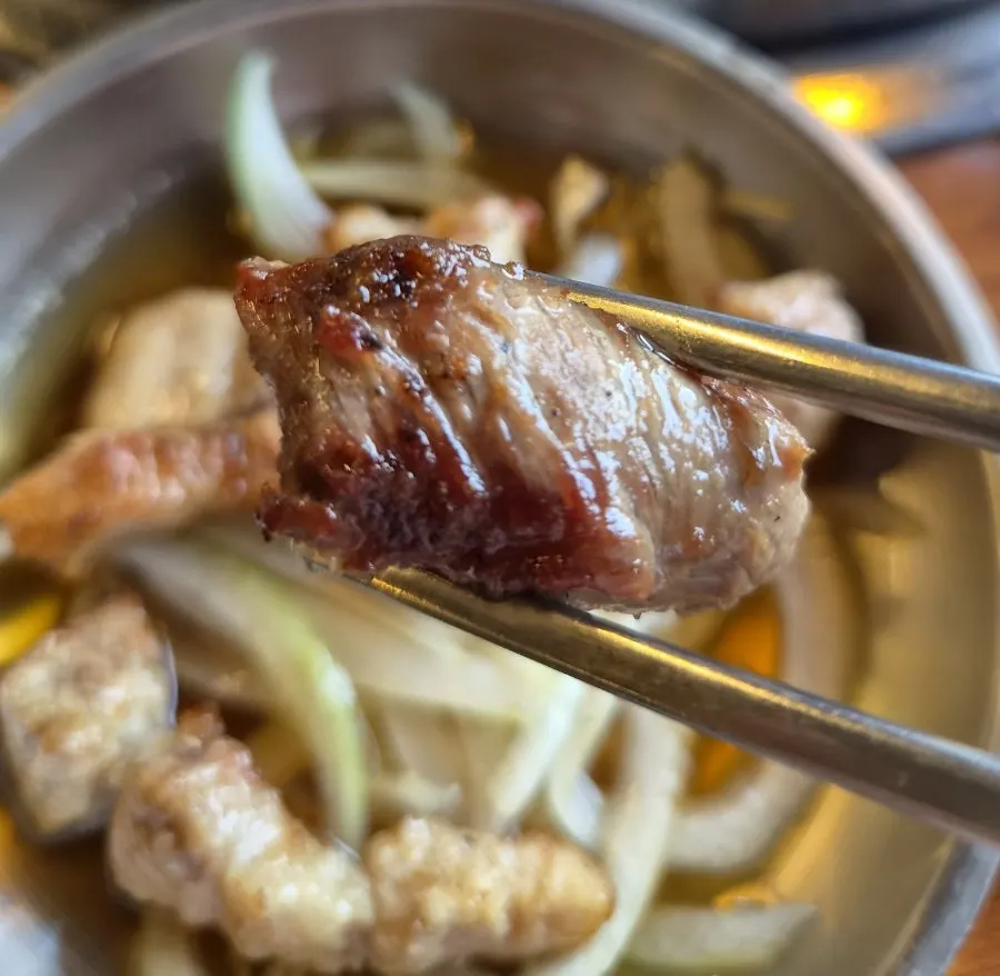 숯불에 구운 주걱살과 생삼겹