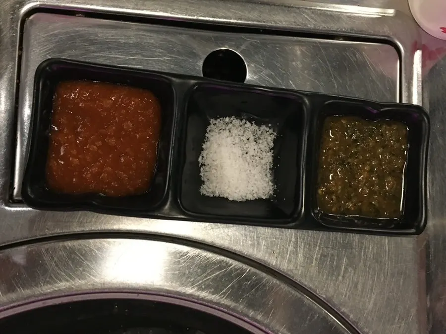 기본찬과 무생채 접시