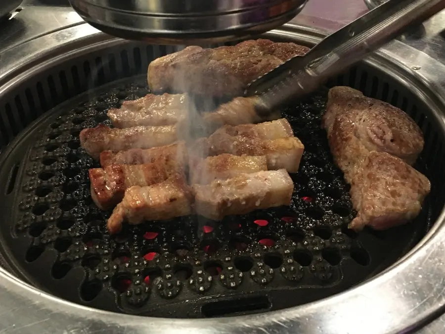 숯불에 껍질부터 굽는 오겹살