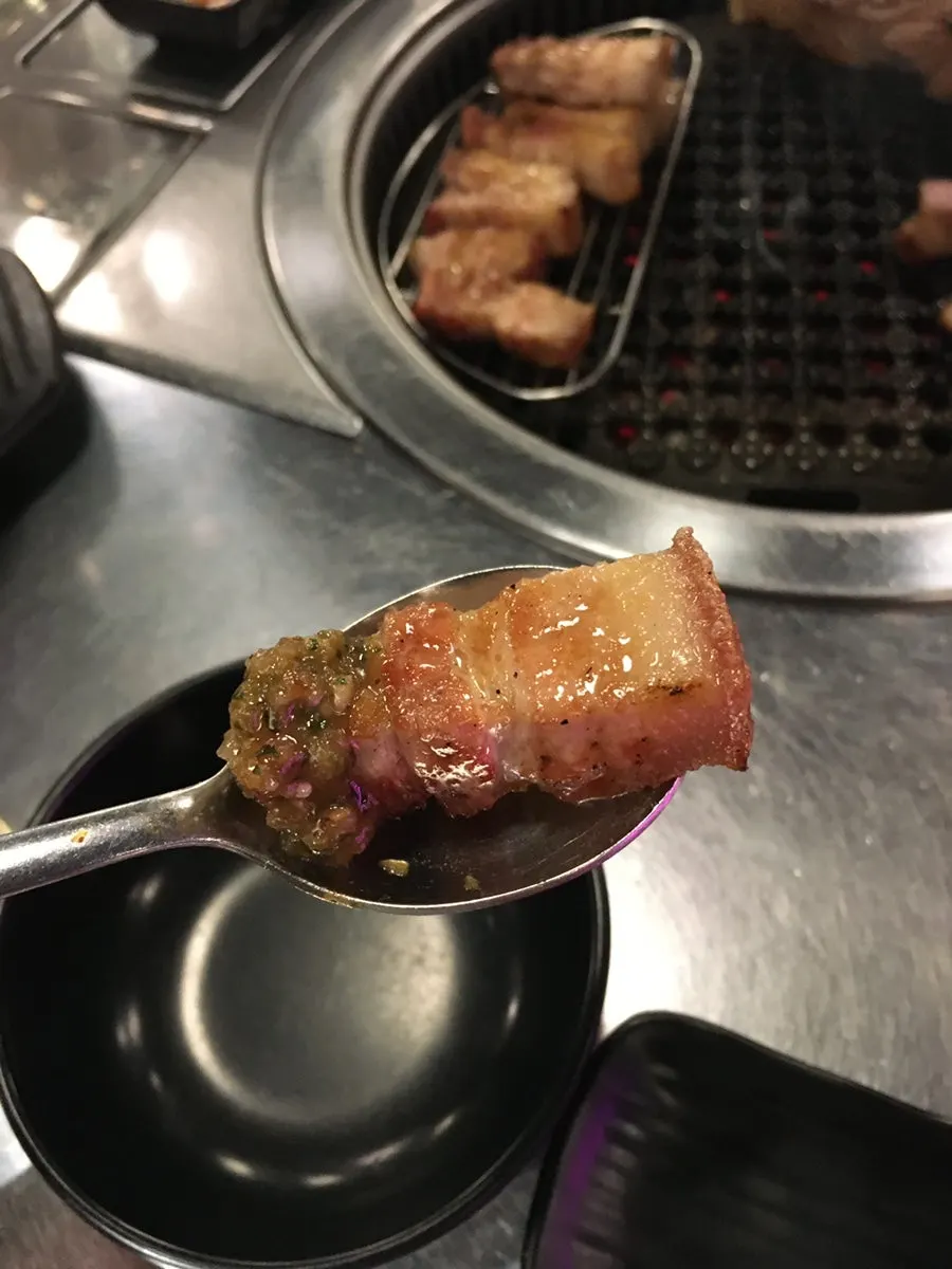 함초자염에 찍은 오겹살 한 점