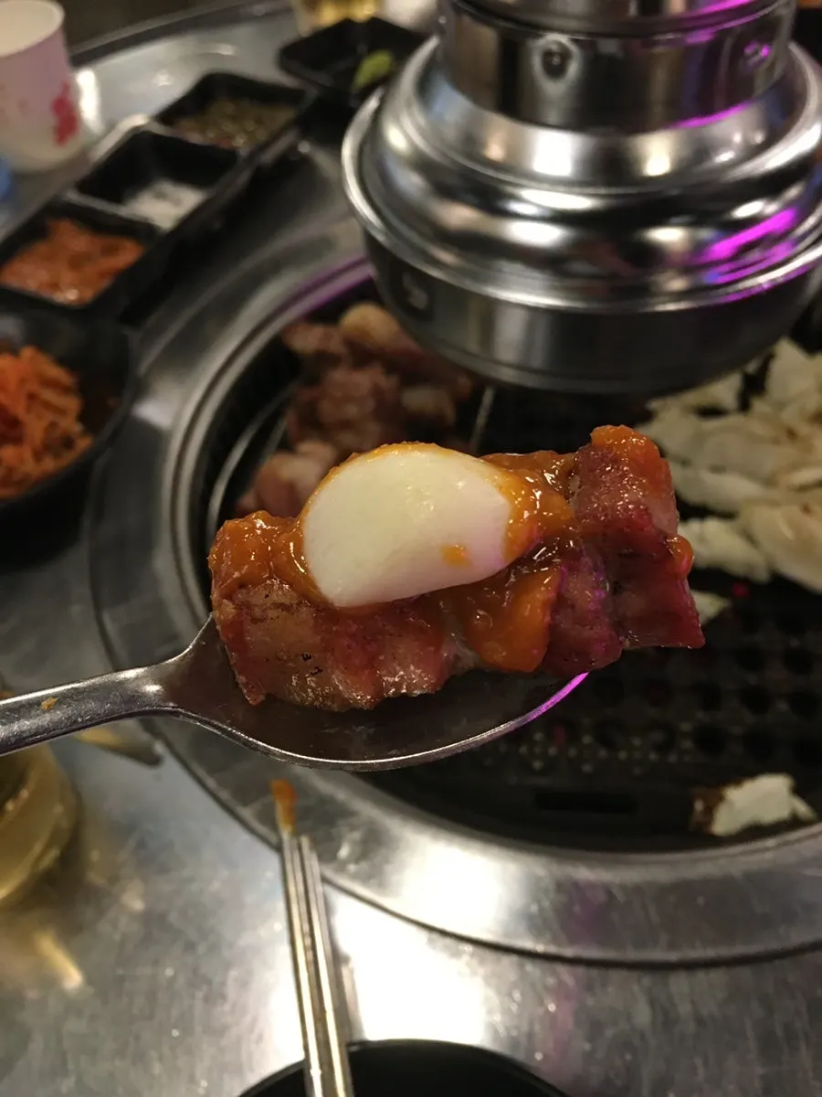 방아 아몬드 된장소스에 찍은 오겹살