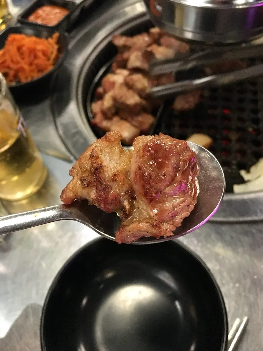 구운 마늘과 함께 먹는 오겹살