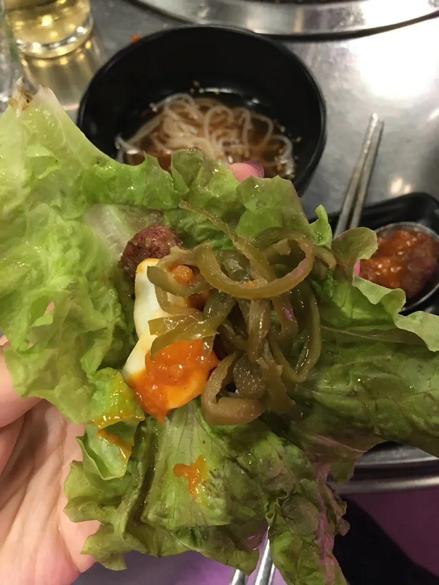 목살로 싼 쌈 한 입