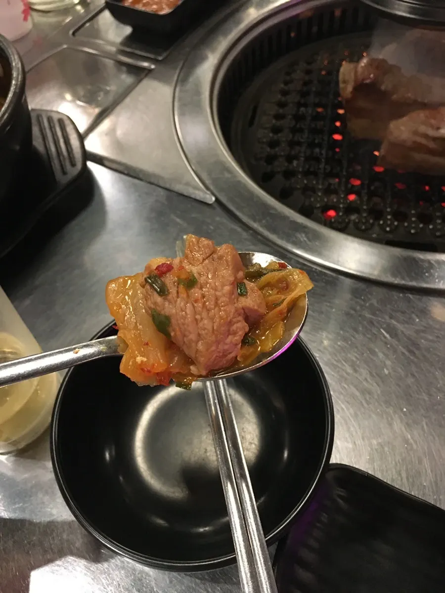 고기가 많이 든 칼칼한 김치찌개