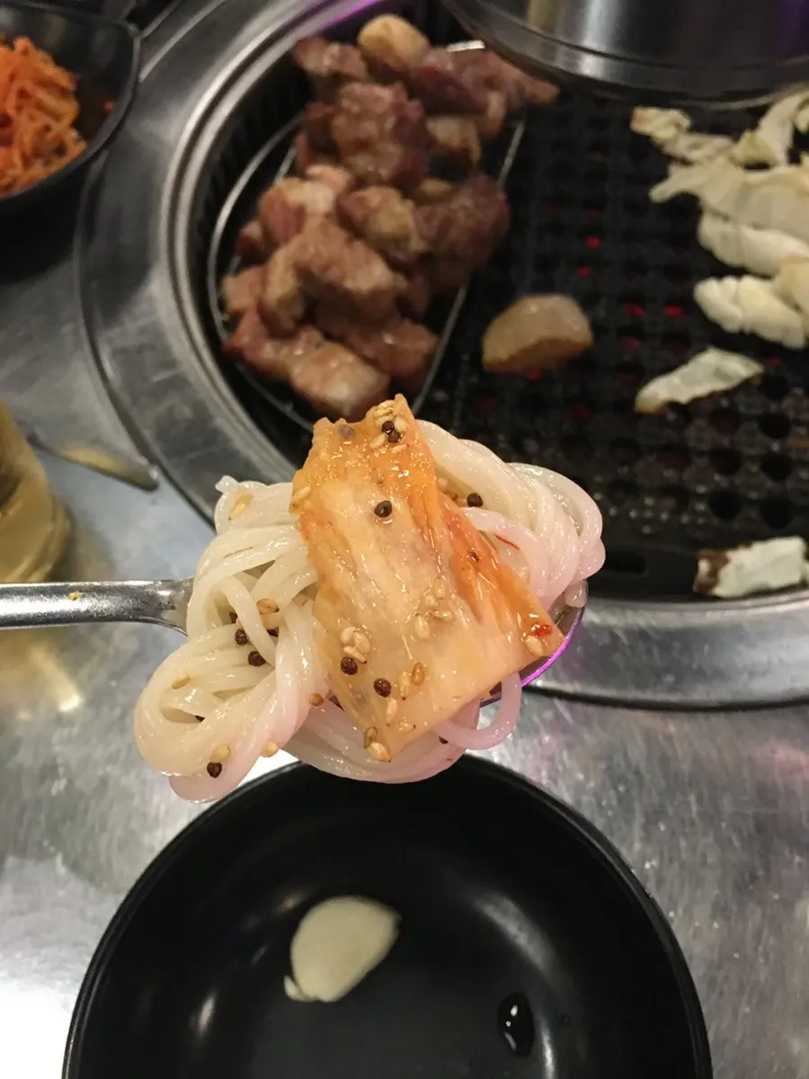 김치말이국수 면을 들어 올린 모습