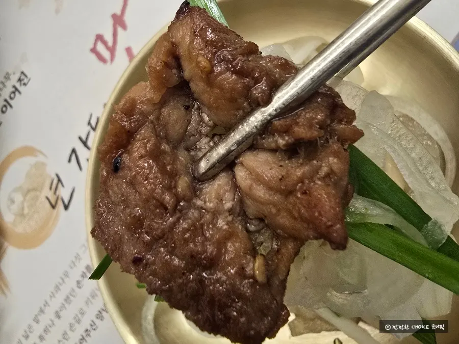 Fully grilled seasoned pork galbi on the grate