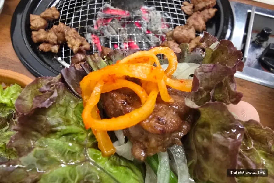 Lettuce wrap with meat, onion, and radish salad