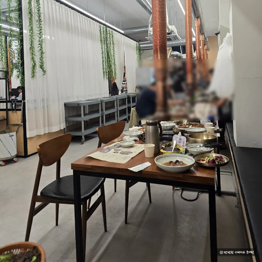 A corner view of the Ihwajeong Charcoal-Grilled Pork Galbi restaurant