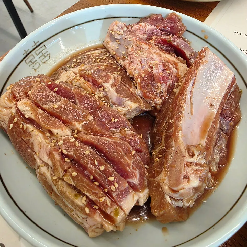 Ihwajeong's seasoned pork grill and seasoned pork galbi served together