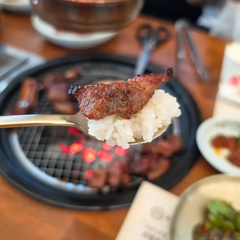 Charcoal-grilled seasoned pork galbi placed on ssam greens