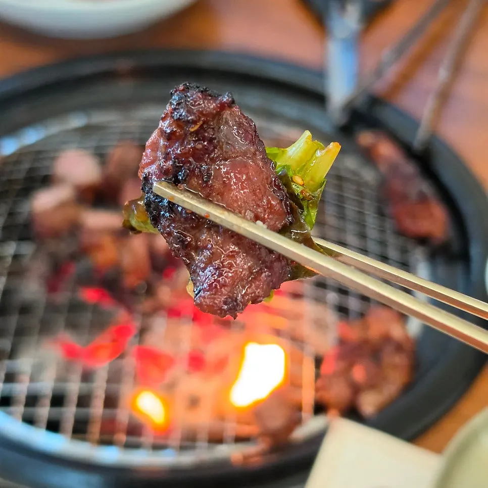 Seasoned pork galbi eaten with white rice