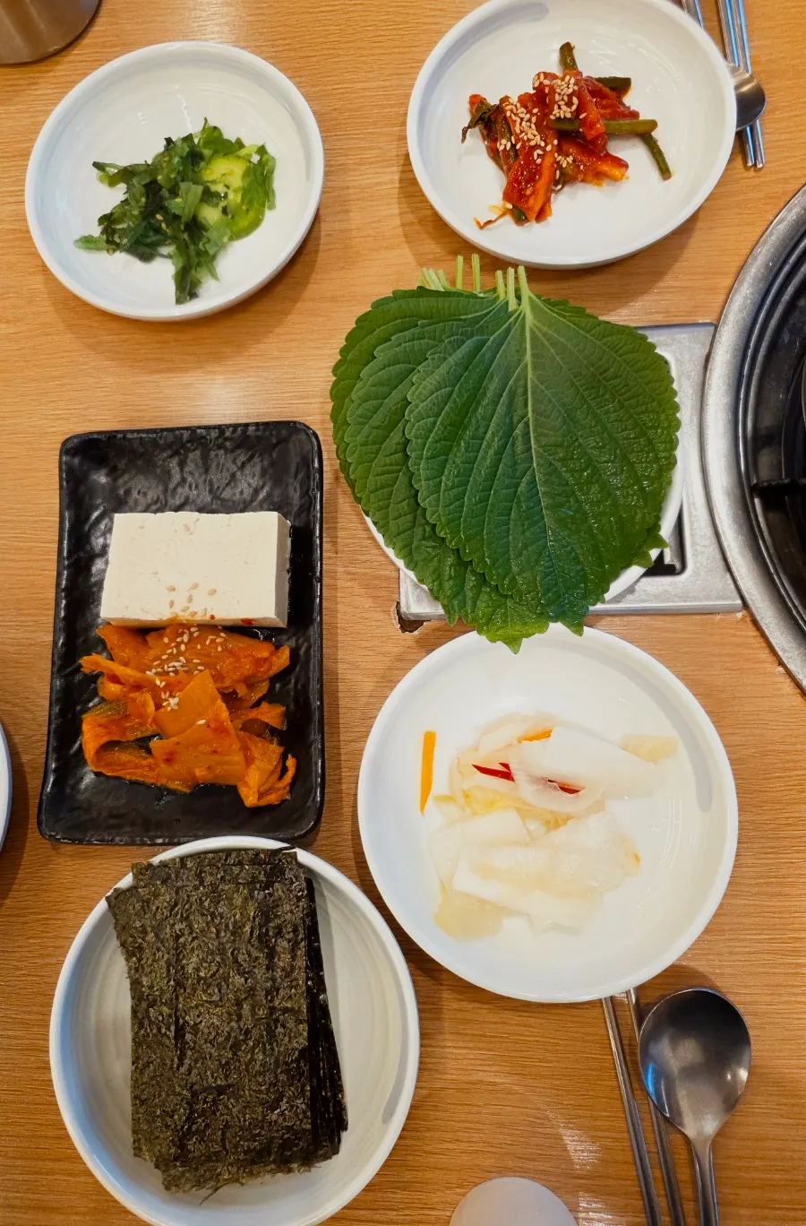 끓고 있는 어묵탕 세로 컷