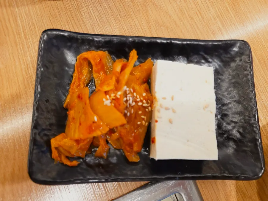해초 무침과 백김치 등 기본 반찬