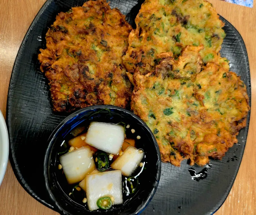 새로 담아 내어준 두부김치