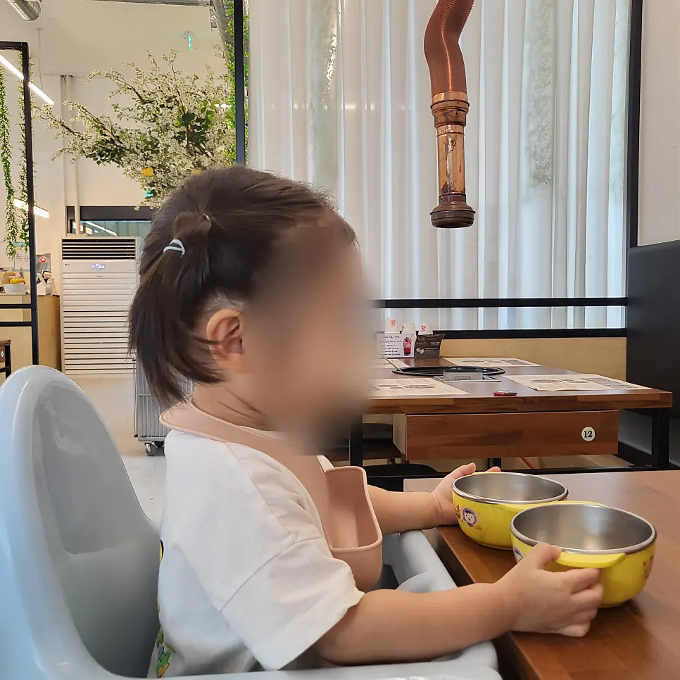 테이블 간격이 여유 있는 좌석 공간